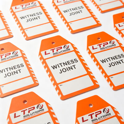 Une étiquette de sécurité en PVC résistant aux déchirures