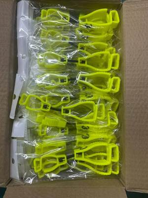Pinces à gants en plastique multicolores conçues pour la sécurité et la durabilité, avec des options de taille et de couleur personnalisables pour les entreprises